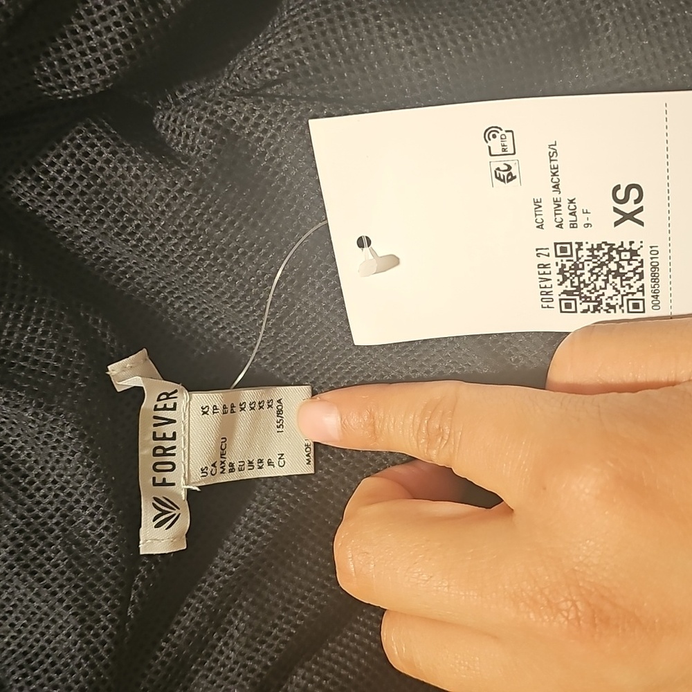 NWT Forever 21 Women's Active Cropped Windbreaker Black Jacket - Picture 3 of 3